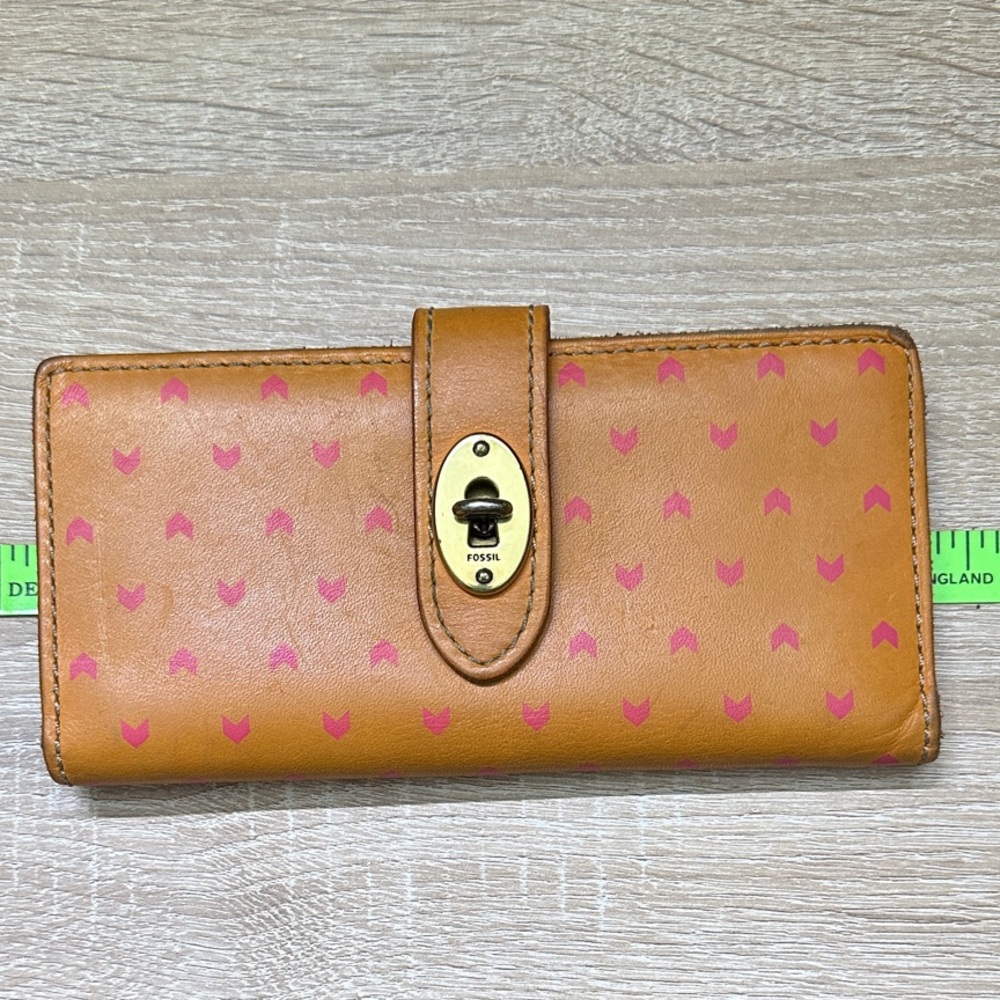 Fossil Tan Leather Wallet with Pink Heart Motif and Gold-Tone Turn Lock